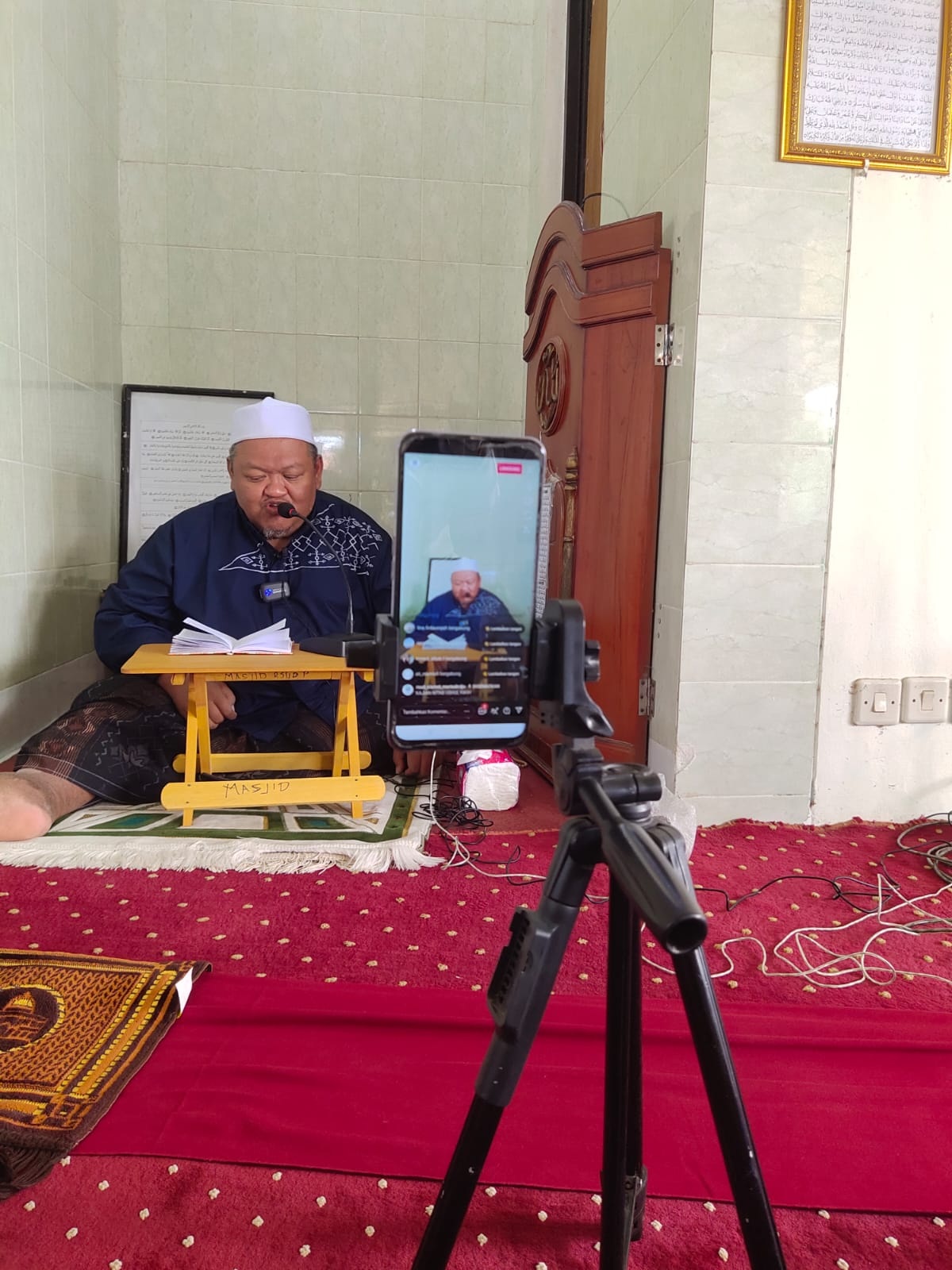 MENAMBAH KEILMUAN: Pengasuh Pondok Pesantren Annidhomiyah KH Ubaidillah MT mengampu kajian ushul fiqh yang disiarkan secara langsung dari Masjid Al-Ikhlas RSUD Smart Pamekasan, Selasa (19/3).