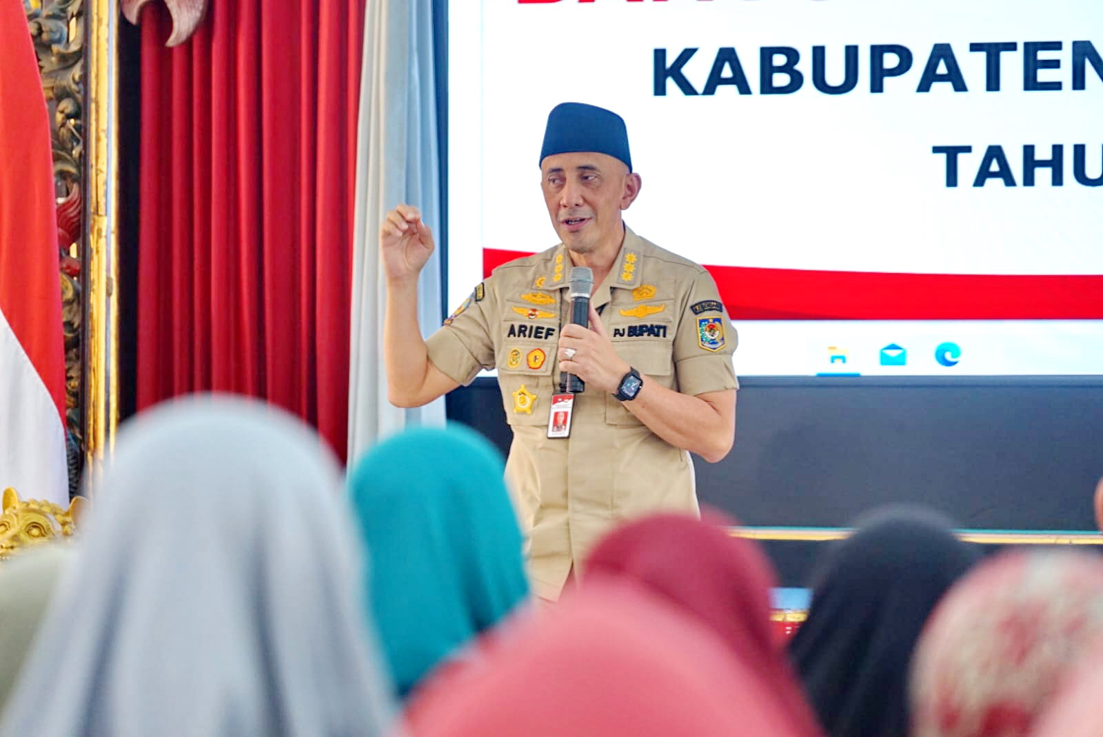 VISIONER: Pj Bupati Bangkalan Arief M. Edie memberikan arahan dalam launching bansos tunai di Pendopo Agung, Selasa (19/3).