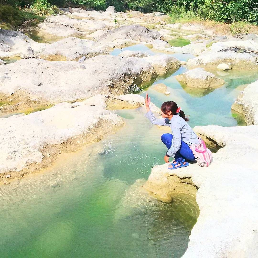 Pengunjung Sedang Menikmati Pesona Kedung Sewu Jombang