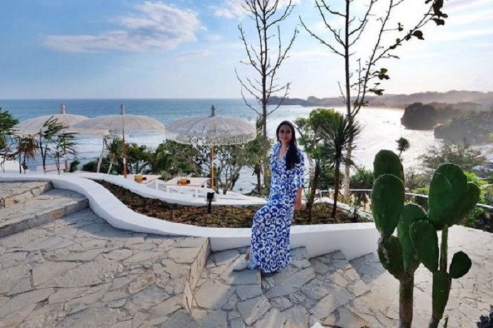 Seorang Pengunjung Sedang Menikmati Suasana Bali di South Shore Jogja