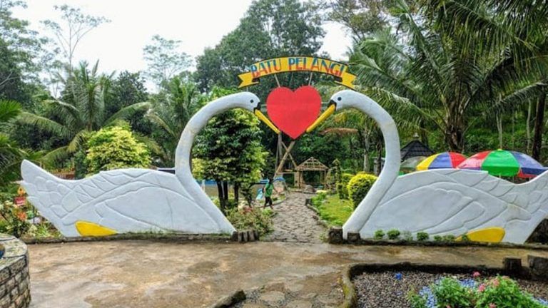 Potret Wisata Batu Pelangi Wonosalam Jombang