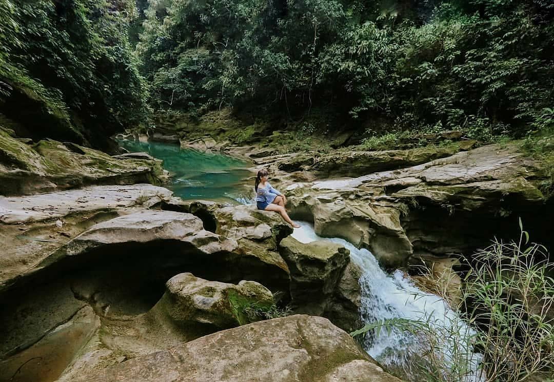 Pengunjung Sedang Menikmati Pesona Wisata Green Canyon Cinet Jombang