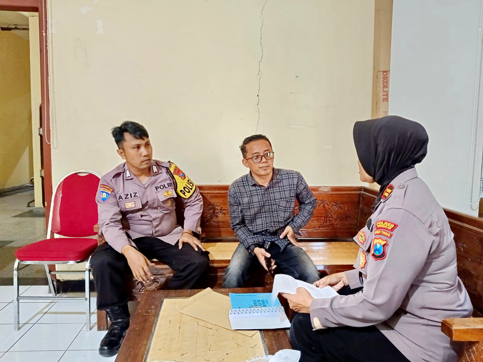 KOMUNIKATIF: Manager Event dan Pengembangan Bisnis JPRM Moh. Sugianto dan Kasatbinmas Lilis Sulistijani berkoordinasi terkait persiapan lomba patrol di Mapolres Bangkalan, Senin (18/3).