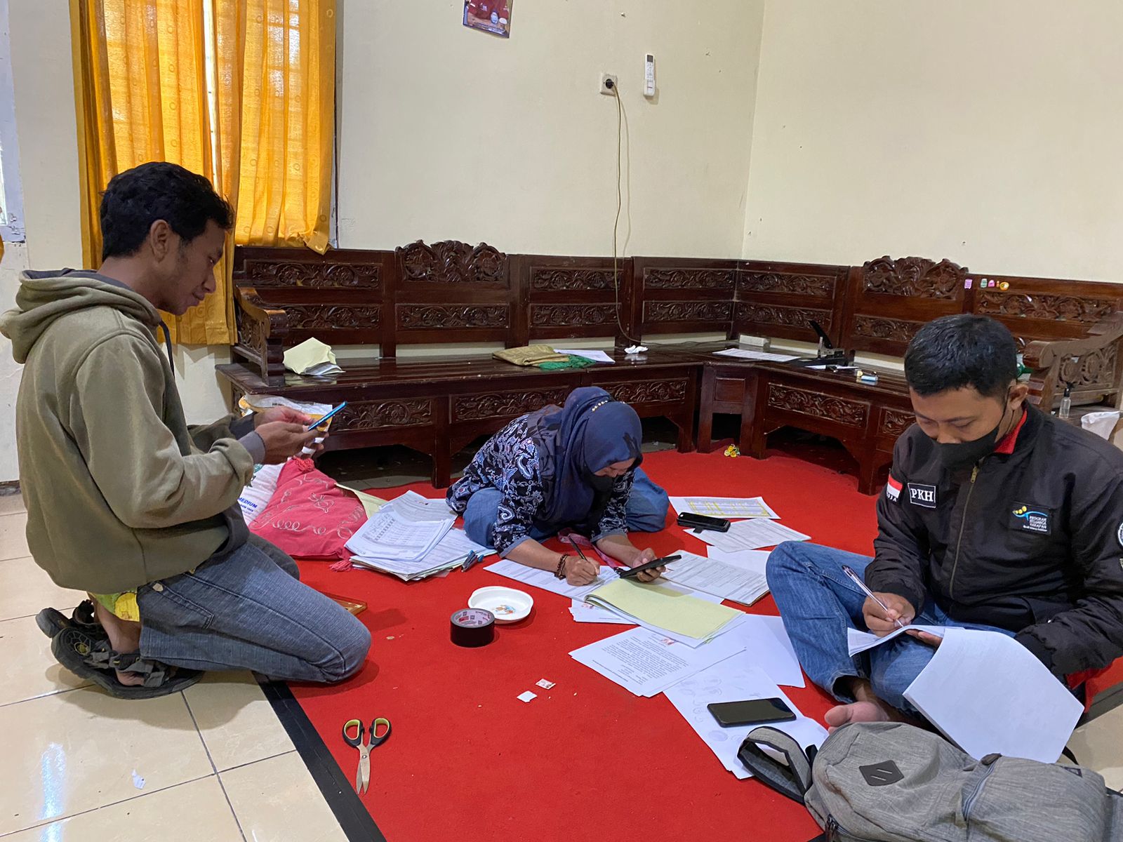 DATA: Pendamping PKH sibuk menyusun kegiatan di kantor Dinsos Bangkalan, Selasa (19/3). (AYU LATIFAH/JPRM)