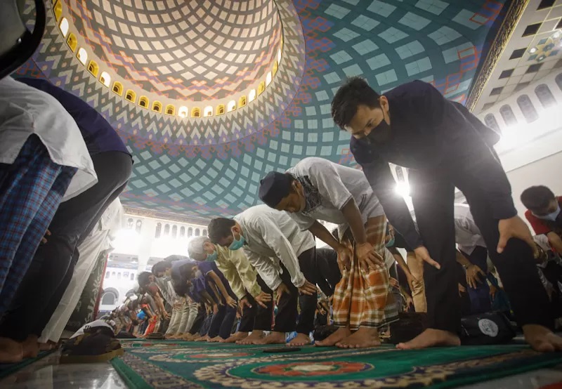 ILUSTRASI: Shalat tawarih di bulan Ramadan memperkuat hubungan kita dengan Al-Qur&rsquo;an. (JawaPos.com)