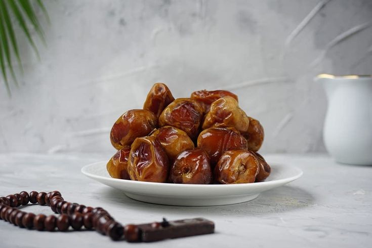 Sepiring Kurma dan Tasbis