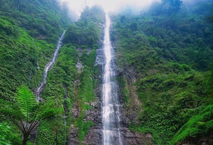 Panorama Indah di Air Terjun Tretes Jombang