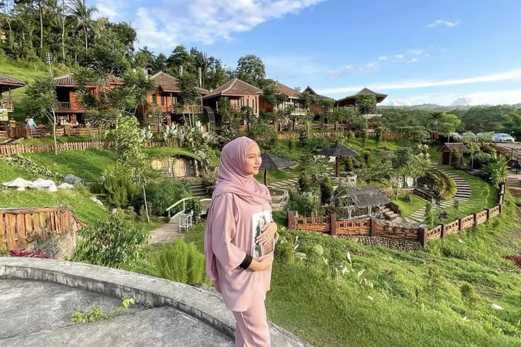 Pengunjung Sedang Berpoase di Sekitar Destinasi Wisata Duran Duren Wonosalam