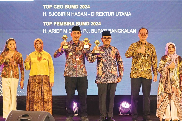 MEMBANGGAKAN: Pj Bupati Bangkalan Arief M. Edie (tiga dari kiri) dan Direktur PUDAM Sumber Sejahtera menunjukkan penghargaan yang diterima dari Majalah Top Bussiness di Jakarta, Rabu (20/3).