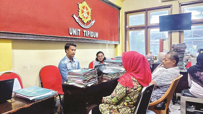 DIMINTAI KETERANGAN: Penyidik Satreskrim Polres Bangkalan memeriksa dua saksi bidan Puskesmas Kedungdung, Kecamatan Modung, Selasa (19/3). (ZEINAL ABIDIN/JPRM)