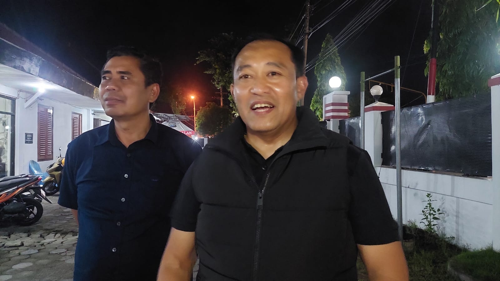 BERI IMBAUAN: Wakapolres Bangkalan Kompol Andi Febrianto Ali memberikan keterangan, Selasa (19/3). (ZEINAL ABIDIN/JPRM)