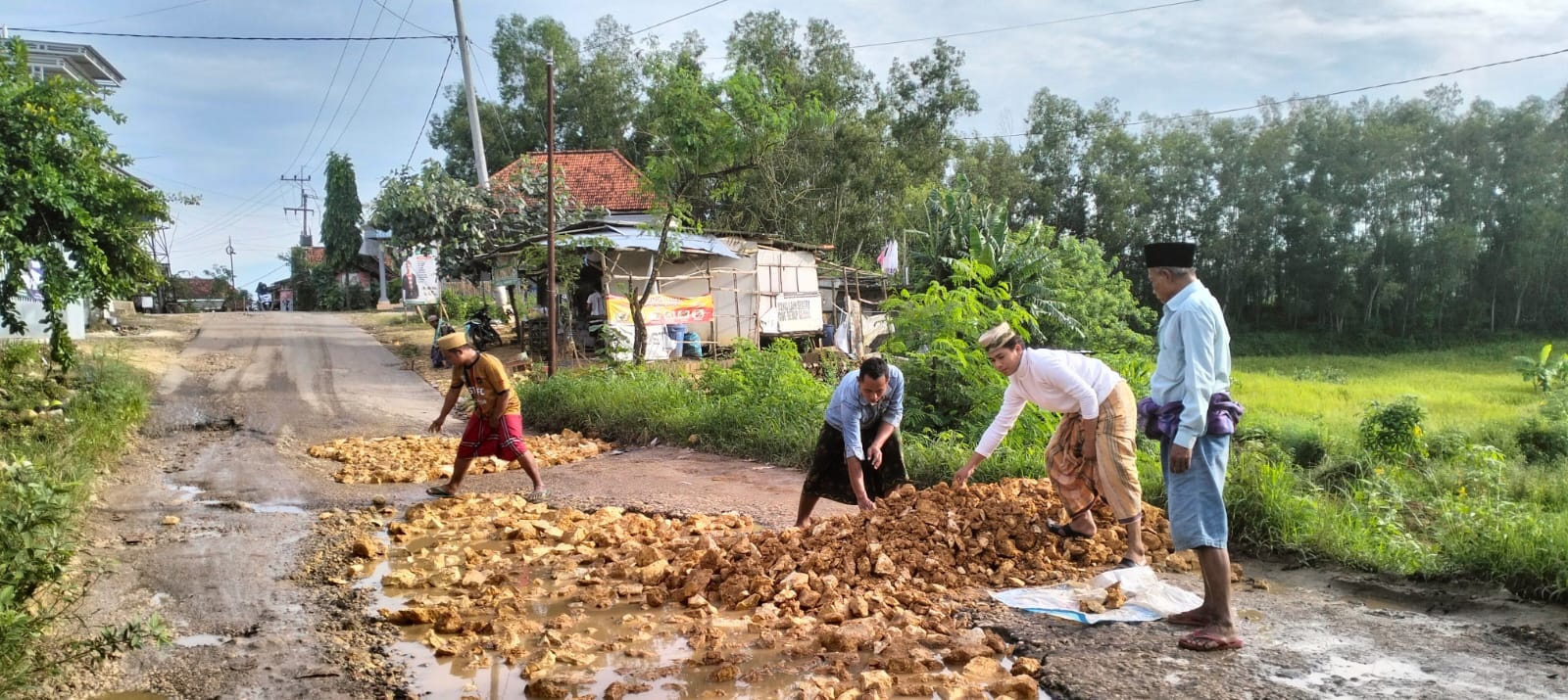 BUTUH PERBAIKAN: Warga Palengaan Daya, Kecamatan Palengaan, memperbaiki jalan rusak secara swadaya, Senin (18/3). (MOH. HUJI UNTUK JPRM)