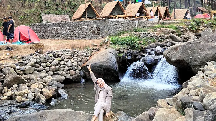 Pengunjung Sedang Menikmati Pesona Wisata Klurak Eco Park Pacet Mojokerto