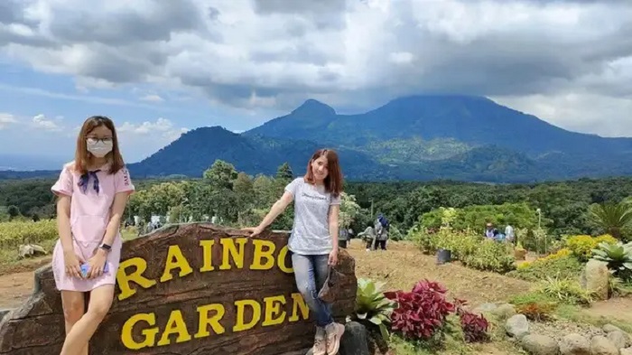 Pengunjung Sedang Berfoto di Salah Satu Wisata Trawas Mojokerto yang Sedang Trending