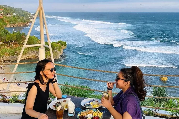 Pengunjung Sedang Menikmati Suasana South Shore Jogja