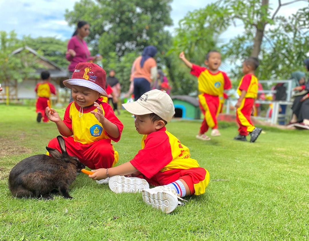 Serunya anak-anak bermain di Taman Kelinci Pacet Mojokerto