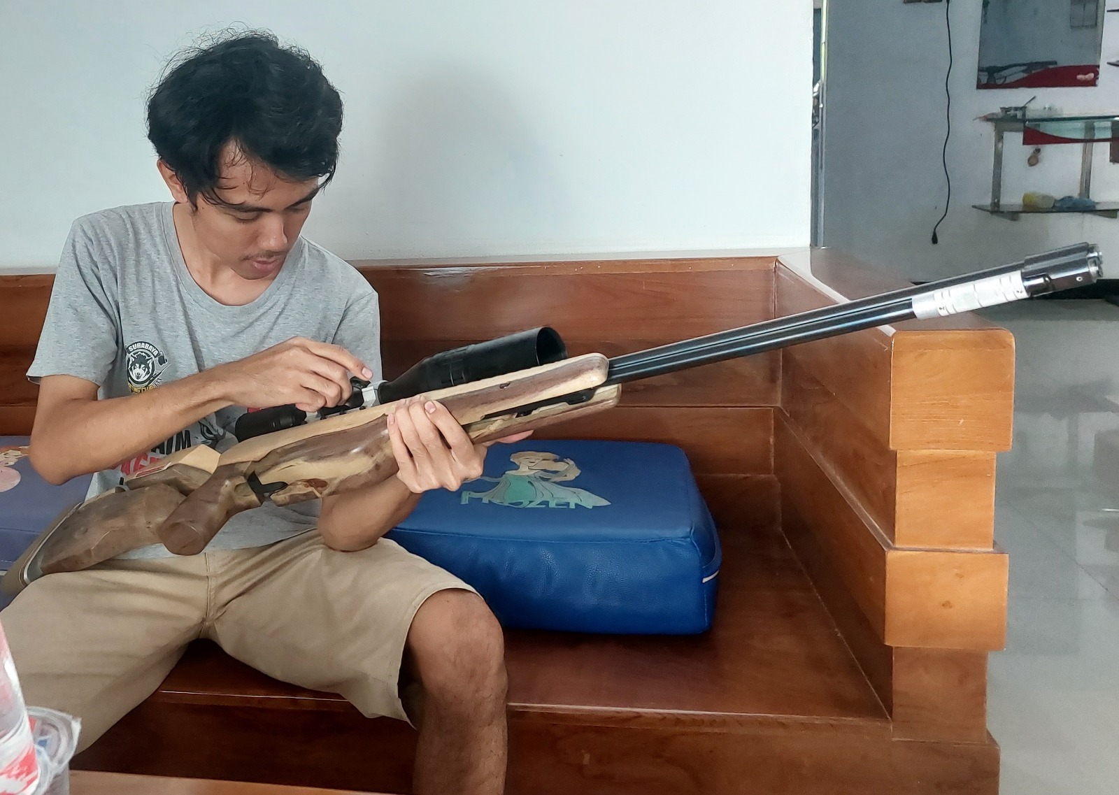 RP 17 JUTA: Ahmad Athariq Hidayat menyetel teleskop senapan miliknya. (JUNAIDI PONDIYANTO/JPRM)