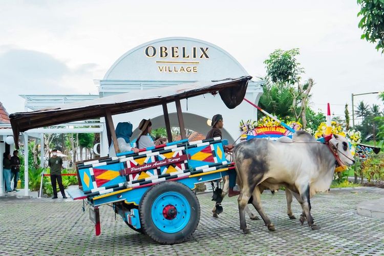 Pengunjung Naik Andong di Wisata Obelix Village Jogja