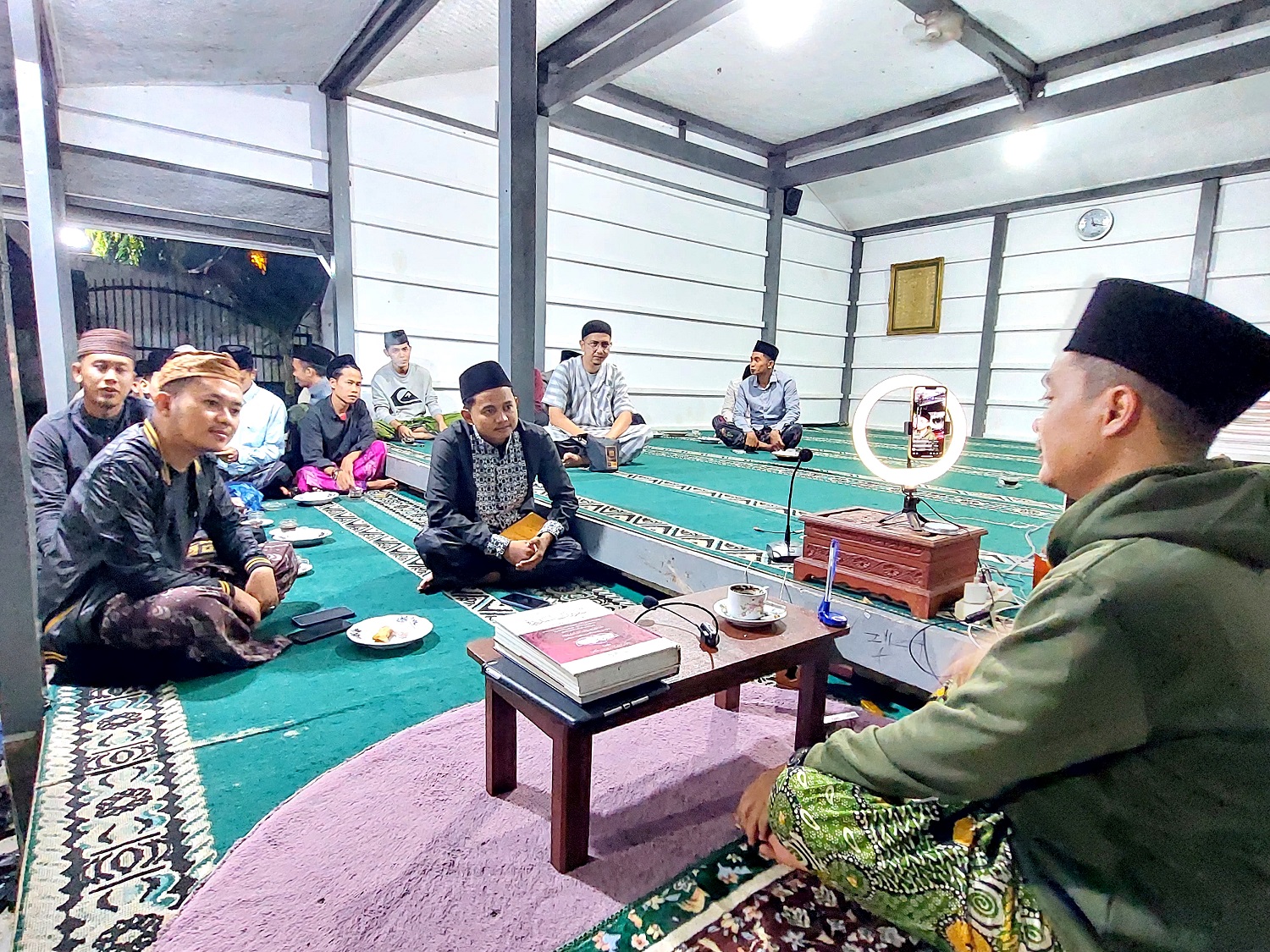 KHUSYUK: Gus Hamid Amjad Hasan Djauhary menggelar kajian di kediamannya sembari live streaming, Rabu (13/3) malam. (JPRM PHOTO)