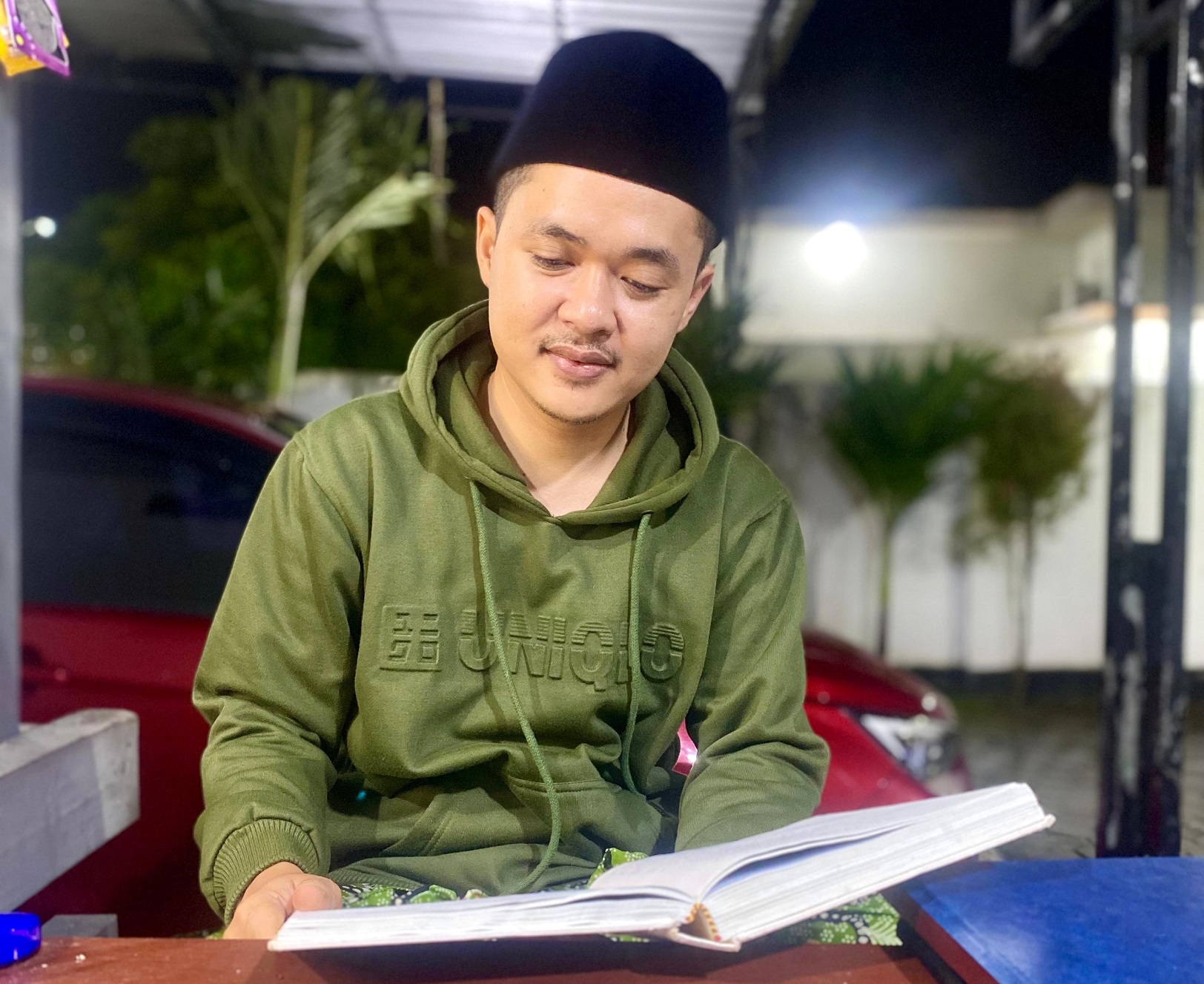 RAMAH: Gus Hamid Amjad Hasan Djauhary saat ditemui di kediamannya di Desa Srambah, Kecamatan Proppo, Rabu (13/3) malam. (MOH. IQBAL AFGANI/JPRM)