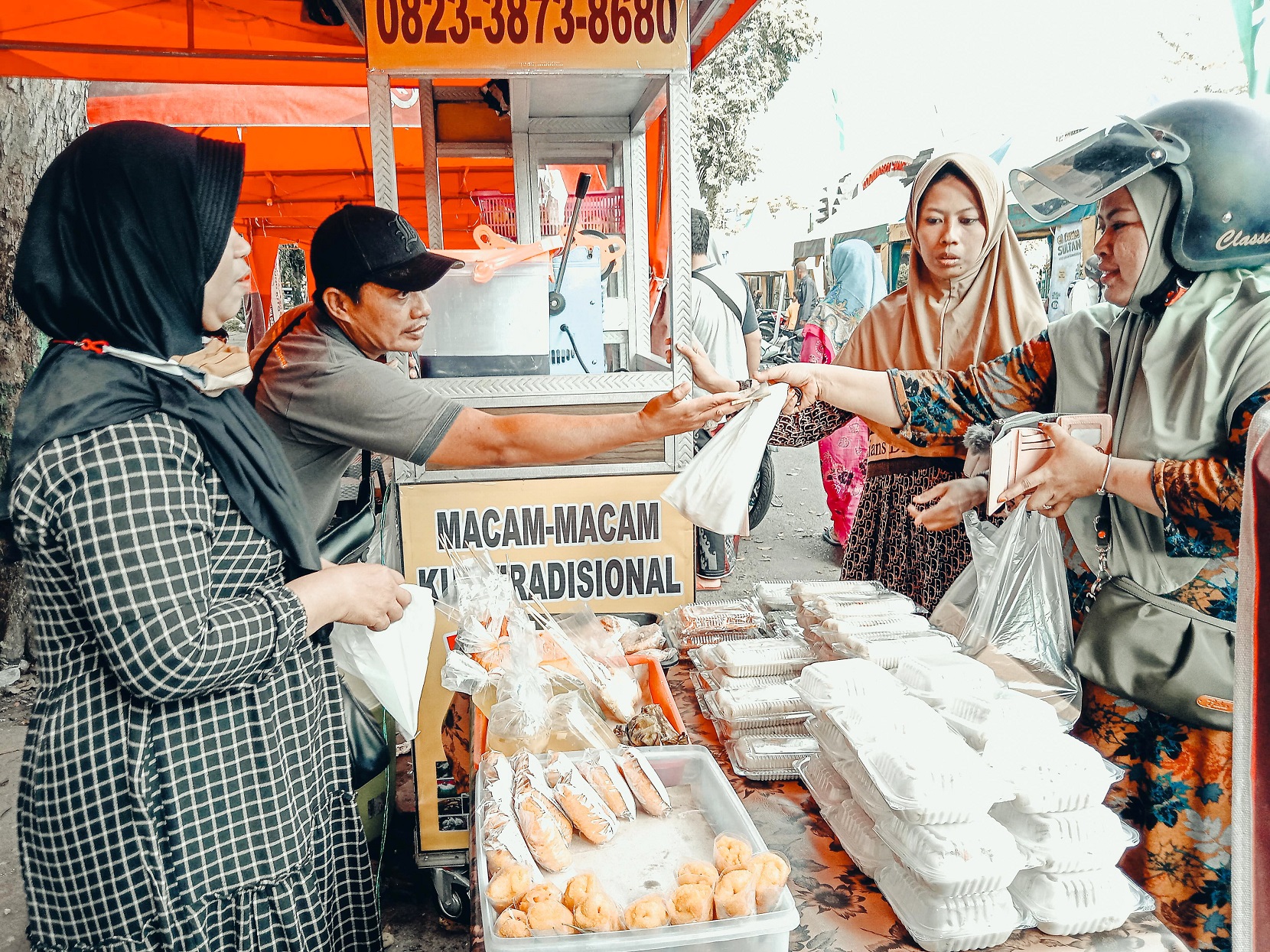 PEDAGANG RAMAI: Pengunjung membeli jajanan tradisional kepada pelaku UMKM di stan Festival Bazar Takjil Ramadan di Taman Bunga Pottre Koneng Sumenep Selasa (19/3). (MOH. JUNAIDI/JPRM)