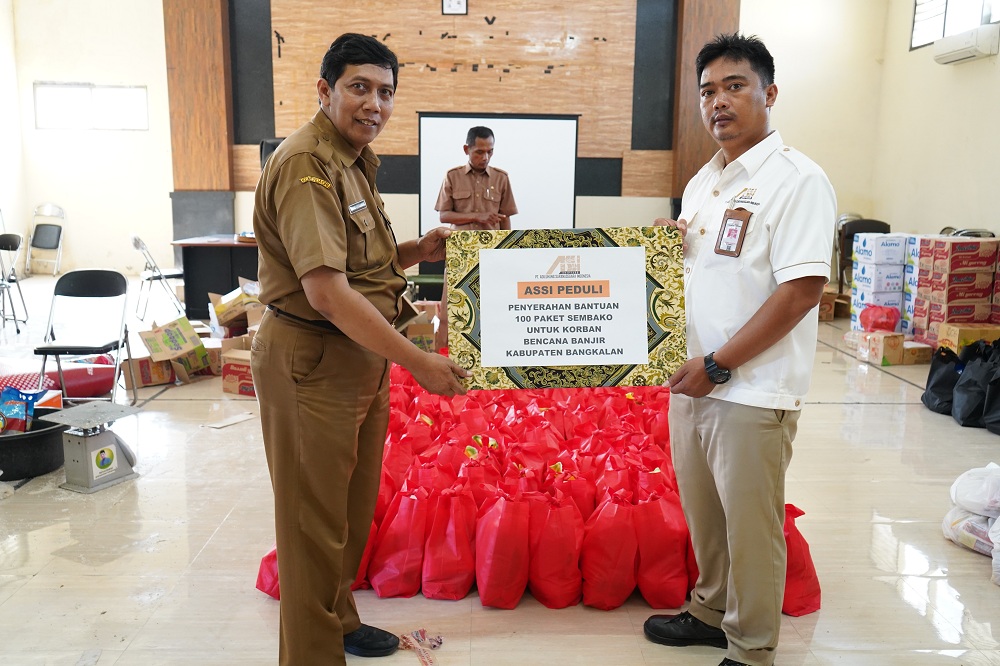 SIMBOLIS: Manajer SDM dan Umum PT ASSI M. Khoirul Fathoni menyerahkan bantuan 100 paket sembako.