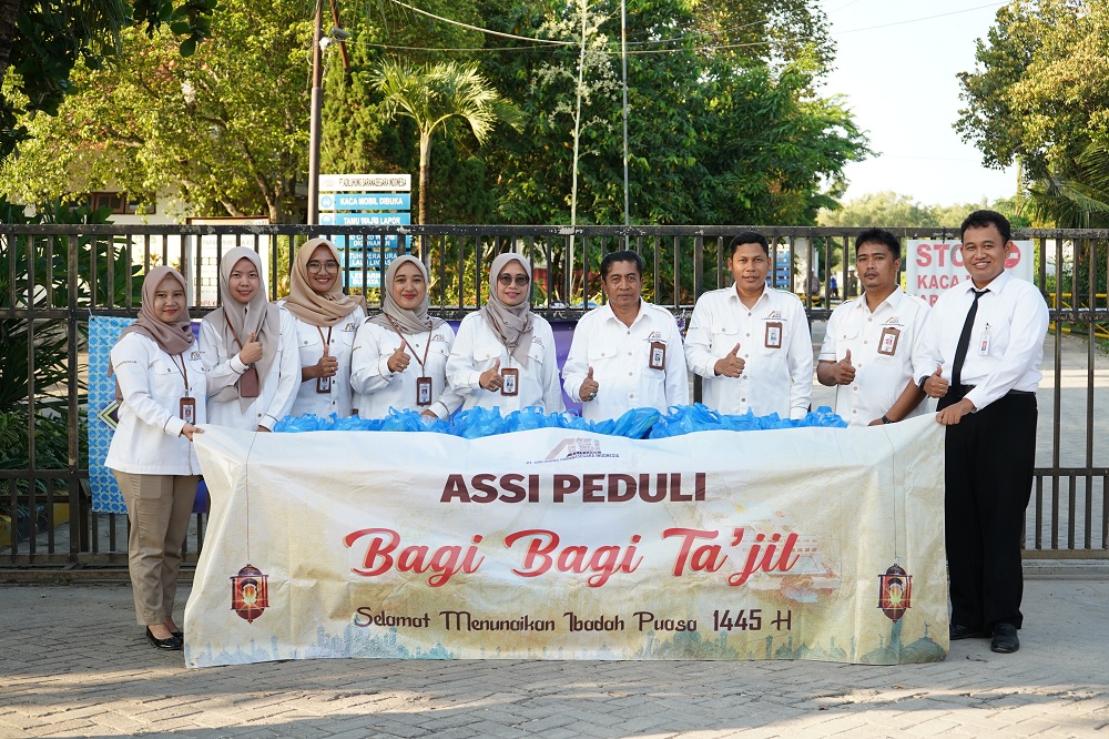 TETAP SEMANGAT: Direktur Utama PT ASSI Anita Puji Utami (tengah) berfoto bersama setelah bagi-bagi takjil.