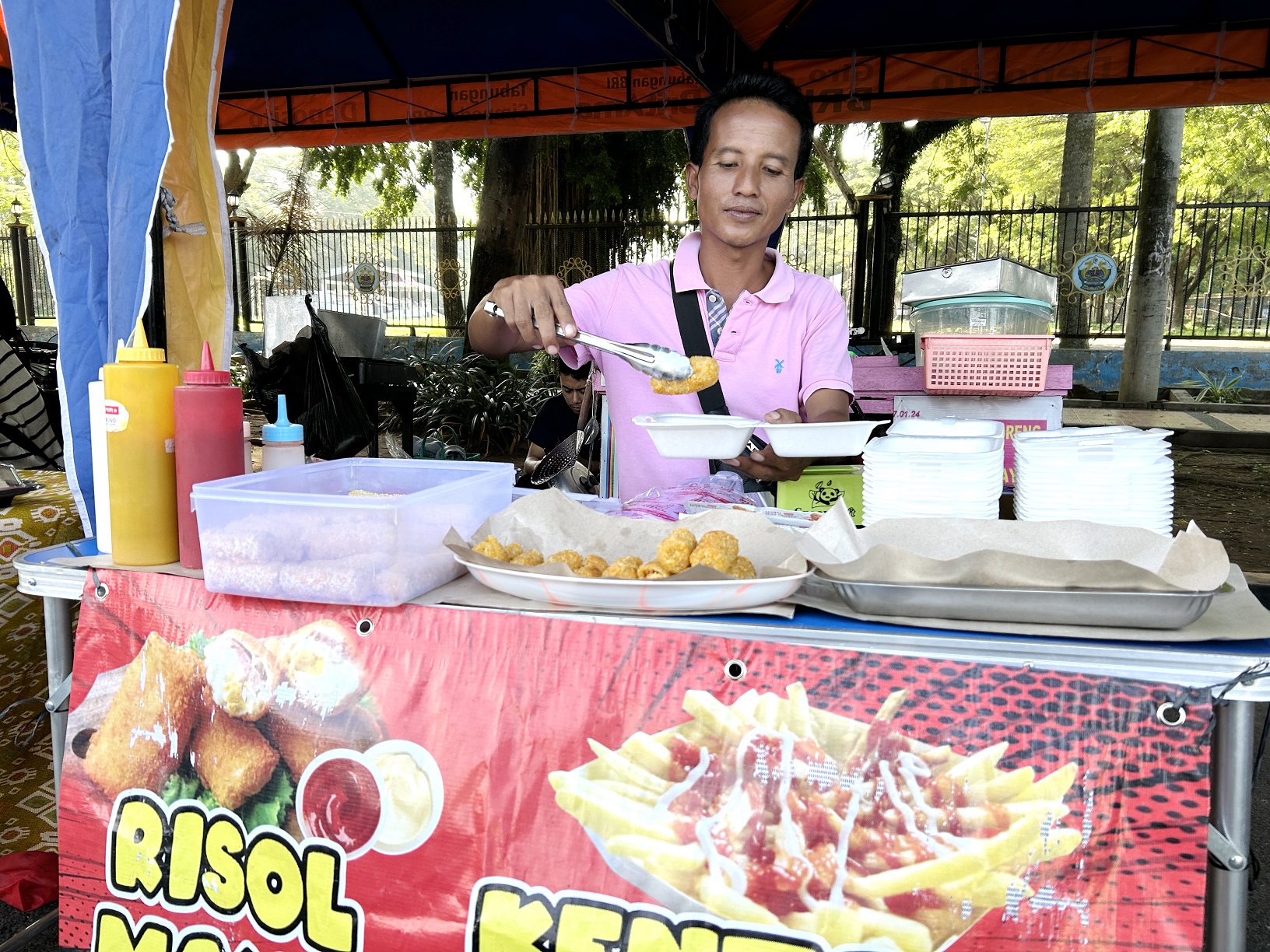 ENAK: Muniri, pedagang Bazar Takjil Ramadan menyuguhkan risol mayo di Jalan Letnan Abdullah, Bangkalan, Rabu (20/3). (VIVIN AGUSTIN HARTONO/JPRM)
