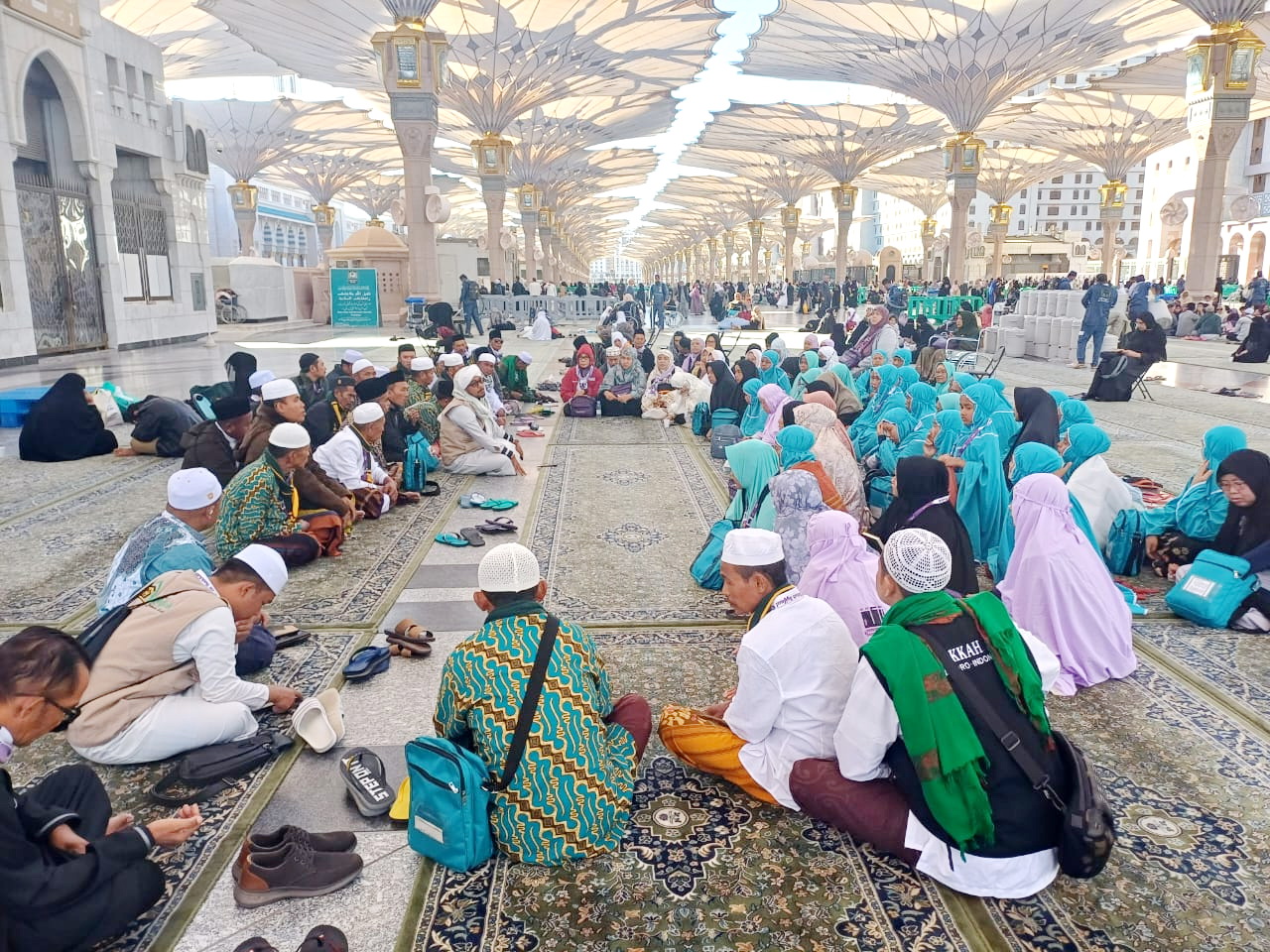 BERDAKWAH: Kiai Abd. Wahid Siradj bersama jamaah umrah di Masjid Nabawi, Madinah. (KIAI ABD. WAHID SIRADJ UNTUK JPRM)