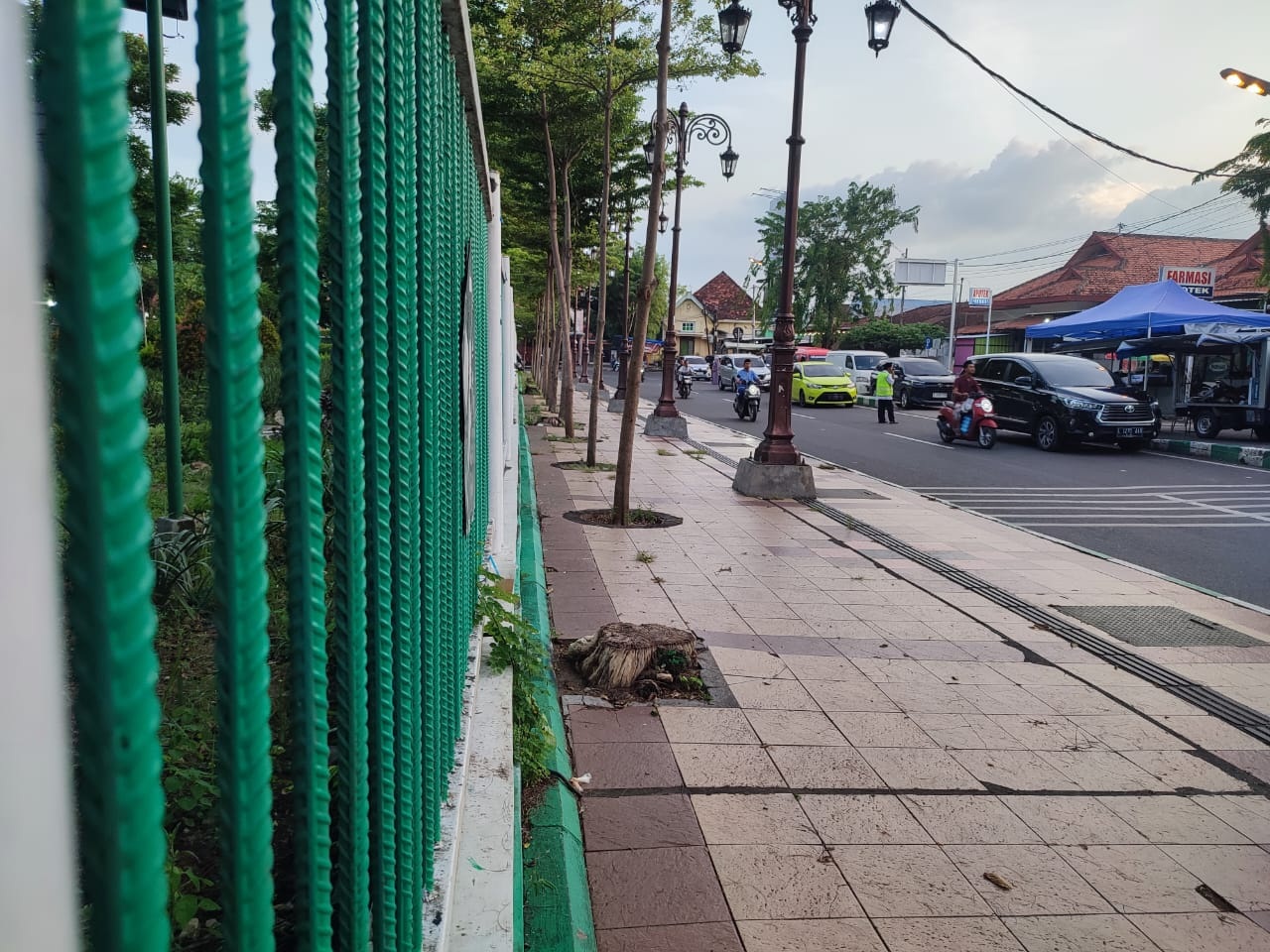 RAMAI: Pengendara melintas di sekitar Taman Monumen Arek Lancor, Kamis (21/3). (LAILIYATUN NURIYAH/JPRM)