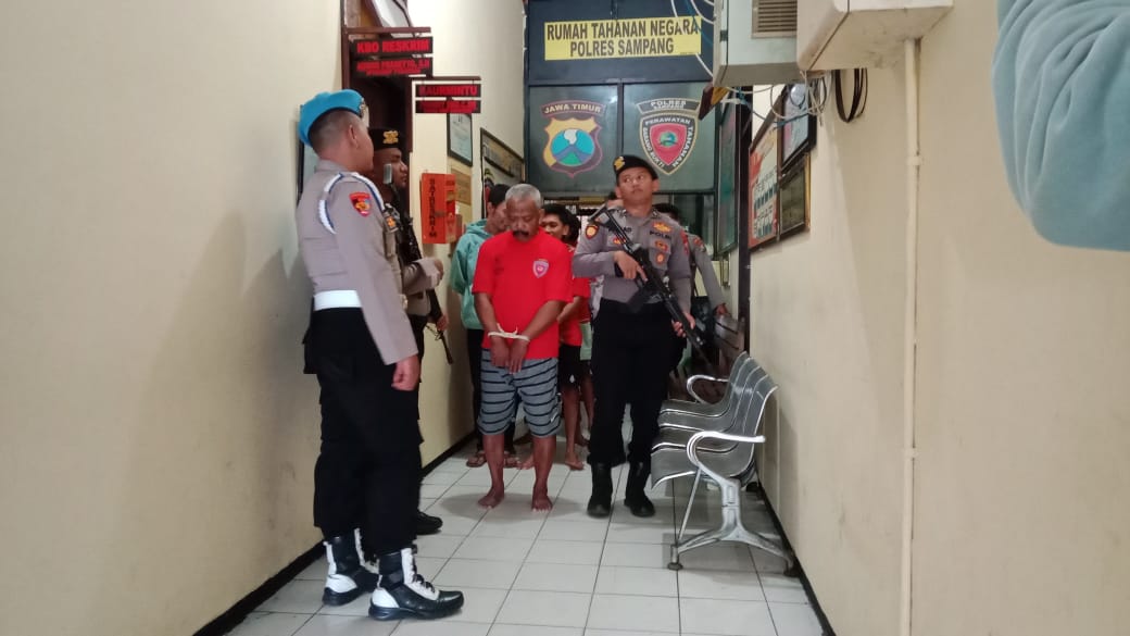 LANGGAR HUKUM: Tersangka M Fadiluddin Thohir diborgol saat digiring petugas di Mapolres Sampang, Jumat (9/2). (HUMAS POLRES UNTUK JPRM)
