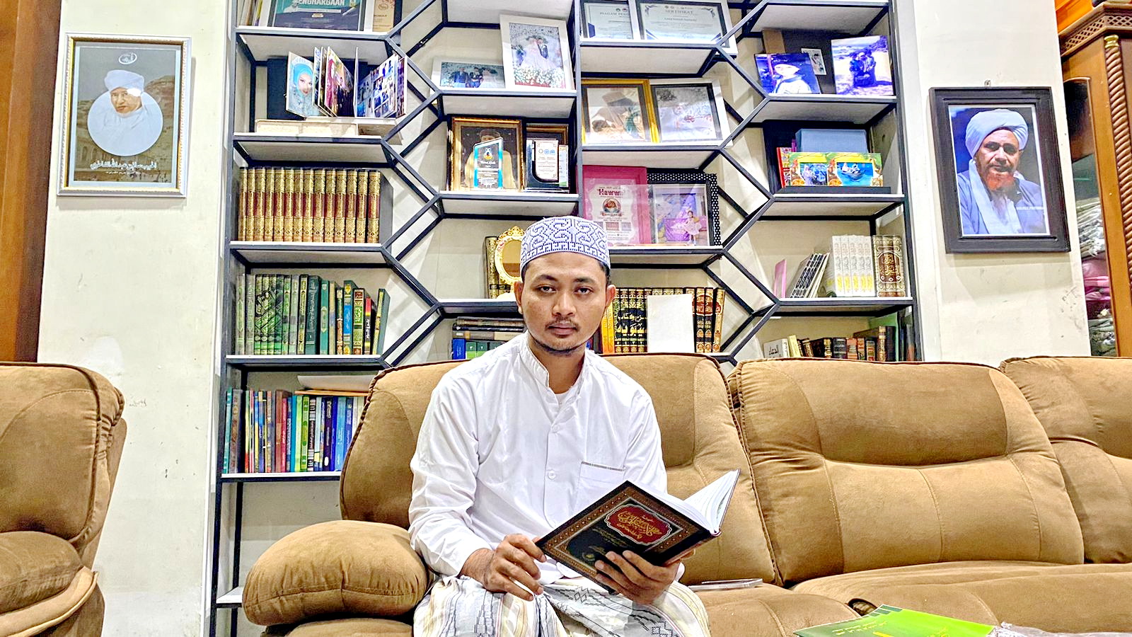 PRODUKTIF: Lora Muhammad Ismail Al Ascholy membaca kitab karyanya di kediamannya di Pondok Pesantren Syaikhona Muhammad Kholil Bangkalan, Senin (18/3). (AYU LATIFAH/JPRM)