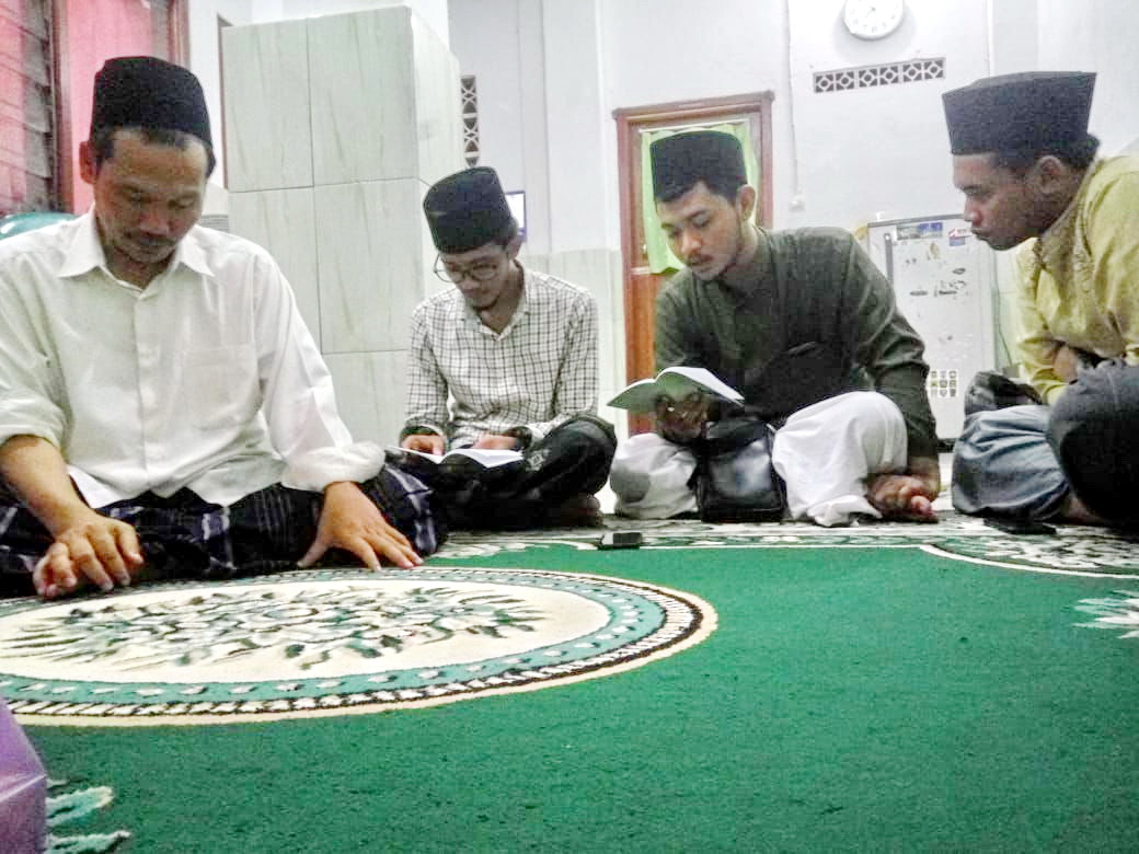 ALIM ULAMA: Lora Muhammad Ismail Al Ascholy (dua dari kanan) dalam sebuah pertamuan bersama KH Ahmad Bahauddin Nursalim.