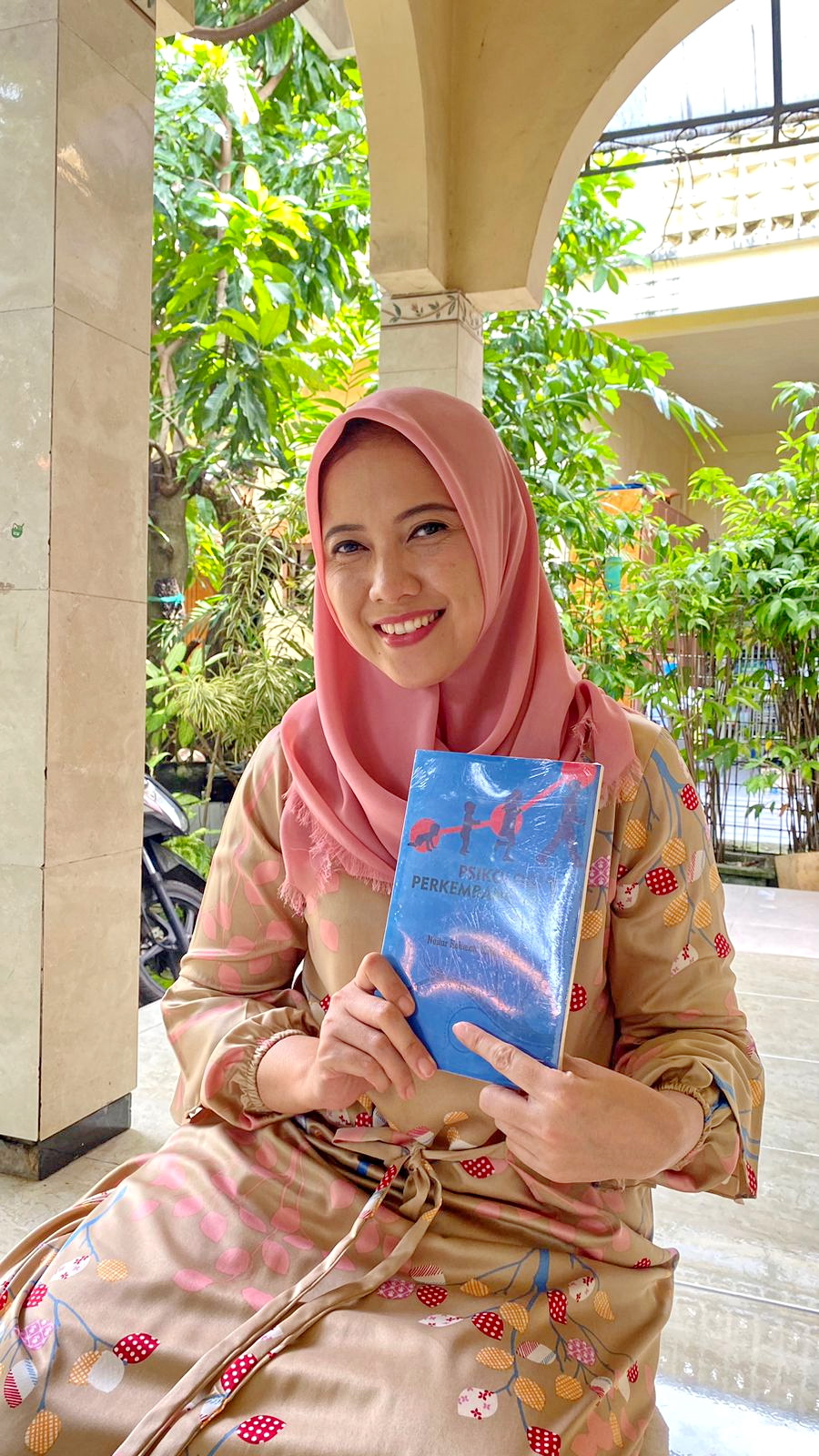 KARYA: Nailur Rohmah menunjukkan salah satu buku karyanya, Sabtu (16/3). (AYU LATIFAH/JPRM)