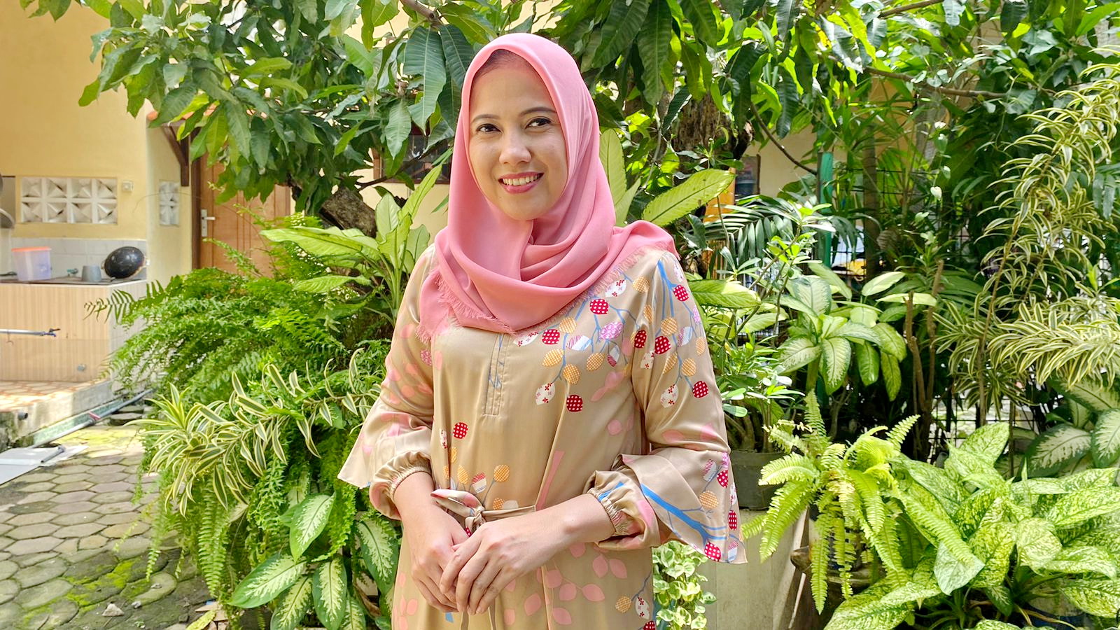 SINGLE PARENTS: Nailur Rohmah saat ditemui di rumahnya di Kelurahan Pangeranan, Kecamatan Kota Bangkalan, Sabtu (16/3). (AYU LATIFAH/JPRM)