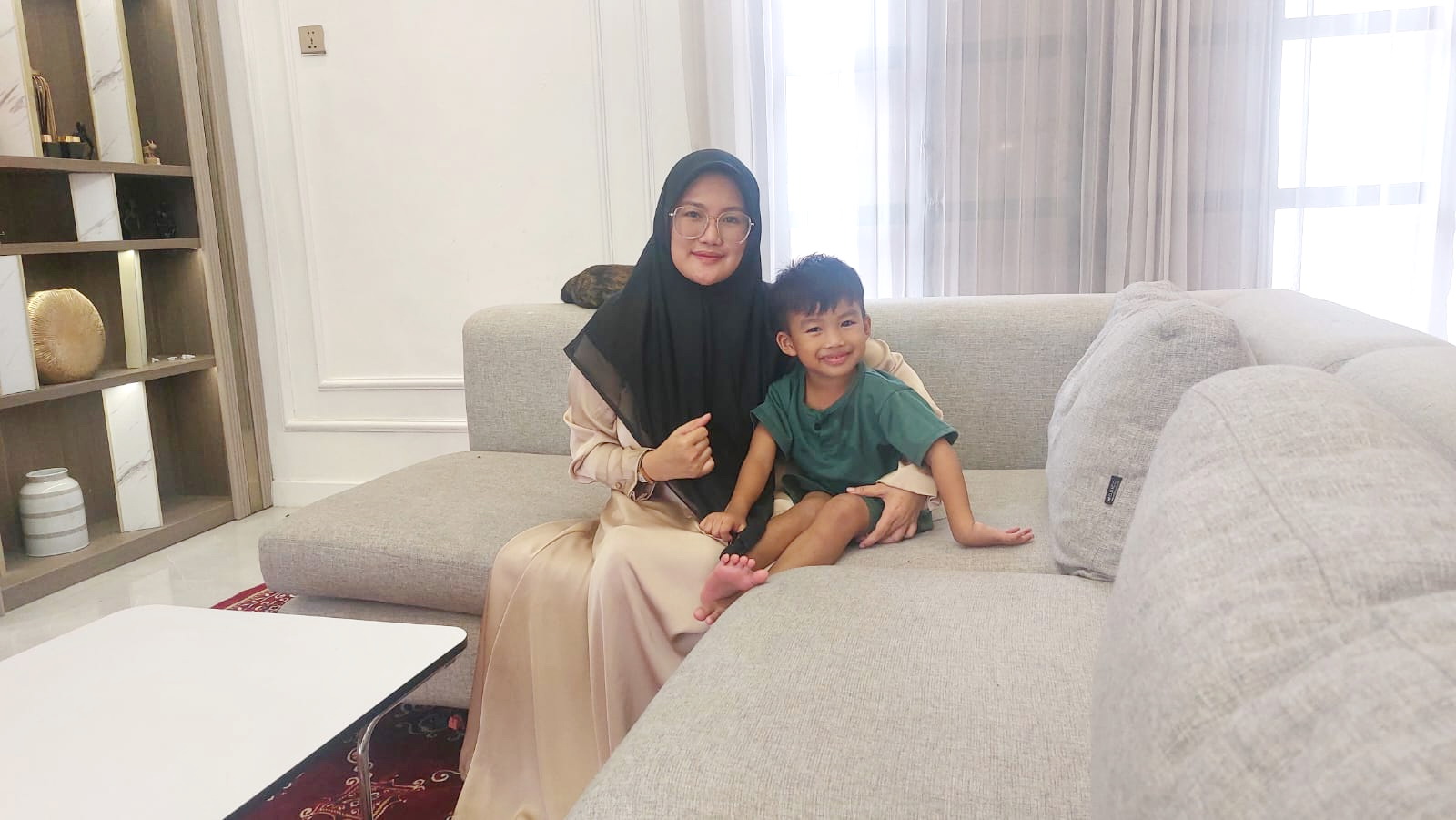 KELOLA BISNIS: Nurul Bashiroh Ghozali bersama buah hatinya, Ahmad Gaid Al Khoir, di rumahnya, Desa Baturasang, Kecamatan Tambelangan, Sampang, Senin (18/3). (JUNAIDI PONDIYANTO/JPRM)