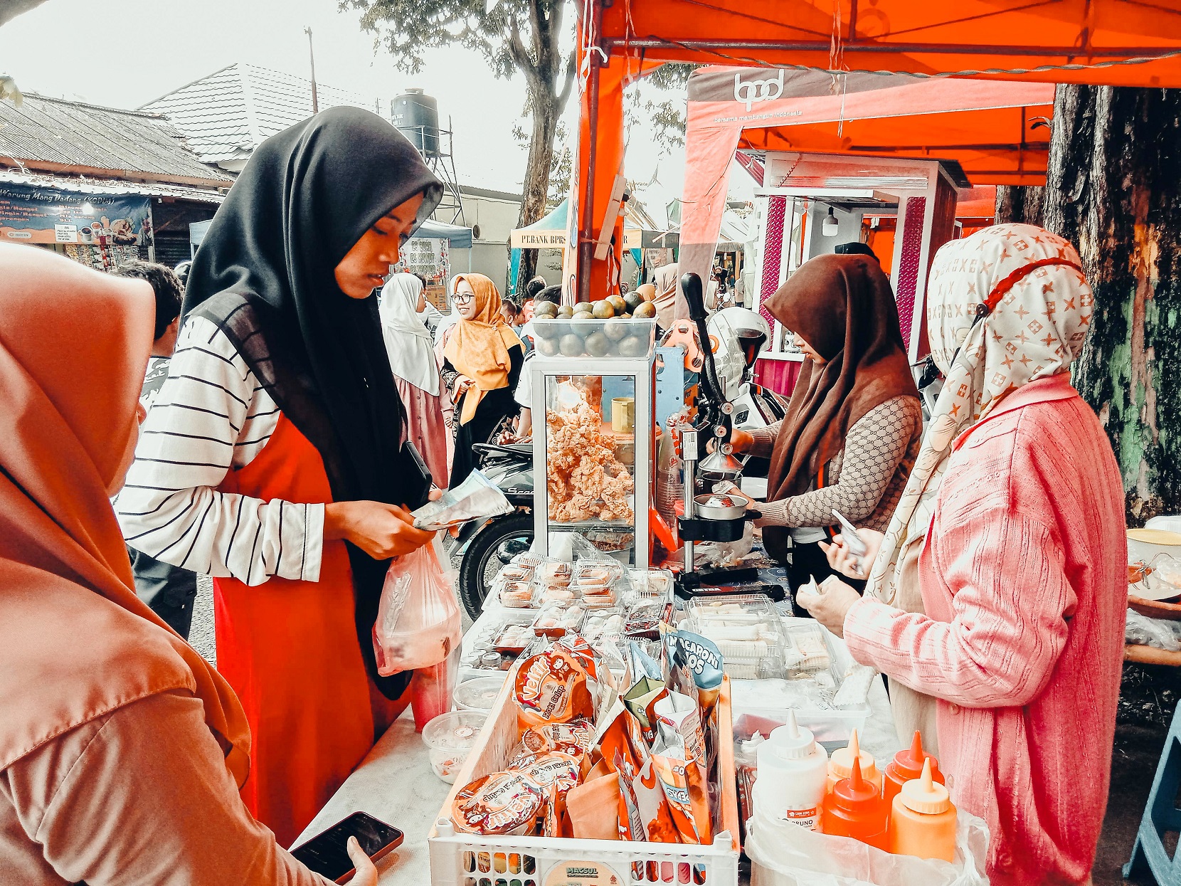 RAMAH: Pedagang melayani pembeli di stan Festival Bazar Takjil Ramadan Sumenep Kamis (21/3). (MOH. JUNAIDI/JPRM)