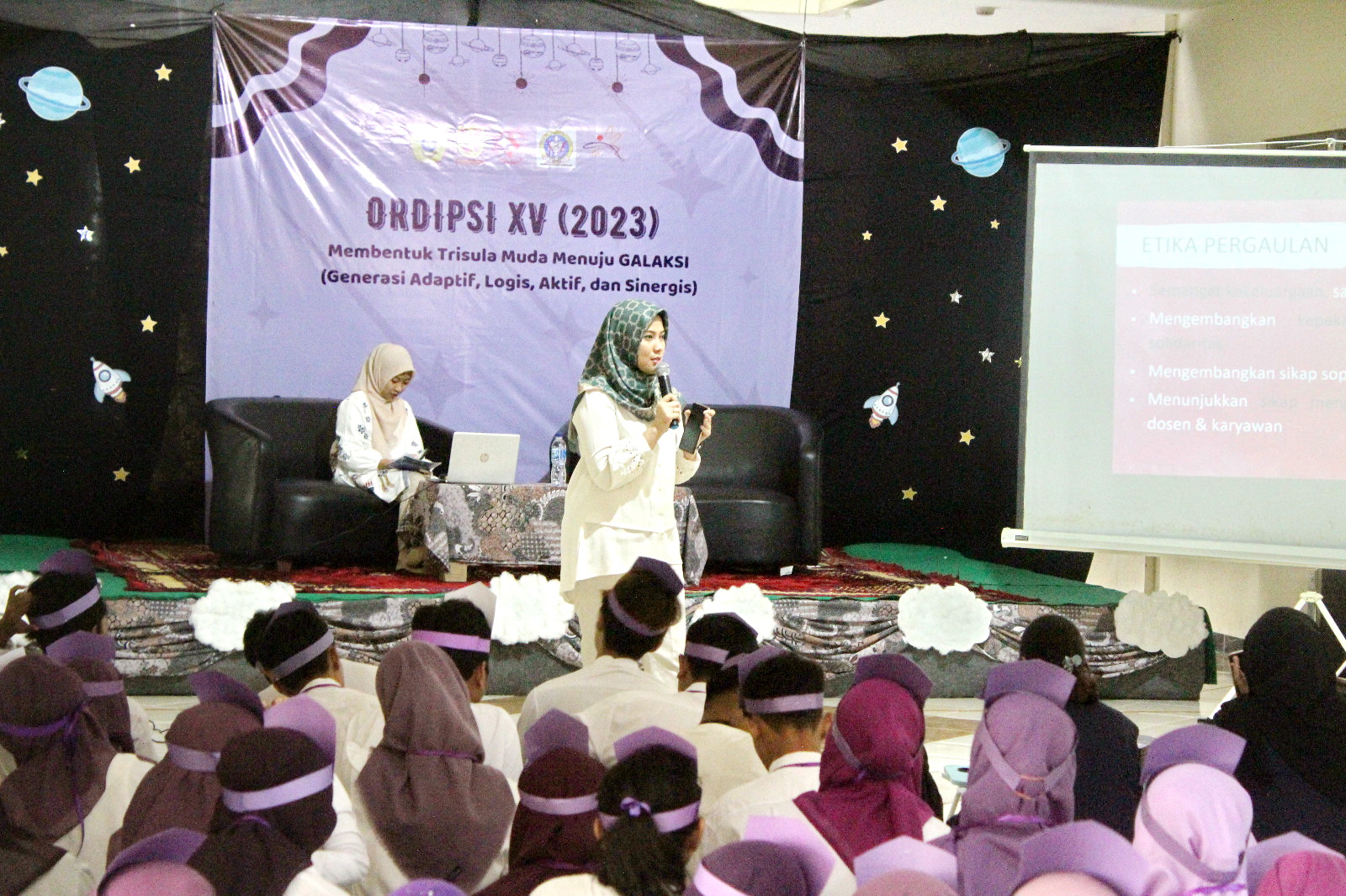 EDUKASI: Nailur Rohmah menjadi pemateri dalam sebuah kegiatan di UTM. (NAILUR ROHMAH UNTUK JPRM)