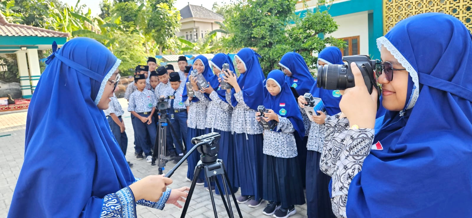 ANTUSIAS: Siswa praktik materi pembelajaran live streaming dan manajemen pertelevisian di halaman IBS PKMKK. (IBS PKMKK UNTUK JPRM)