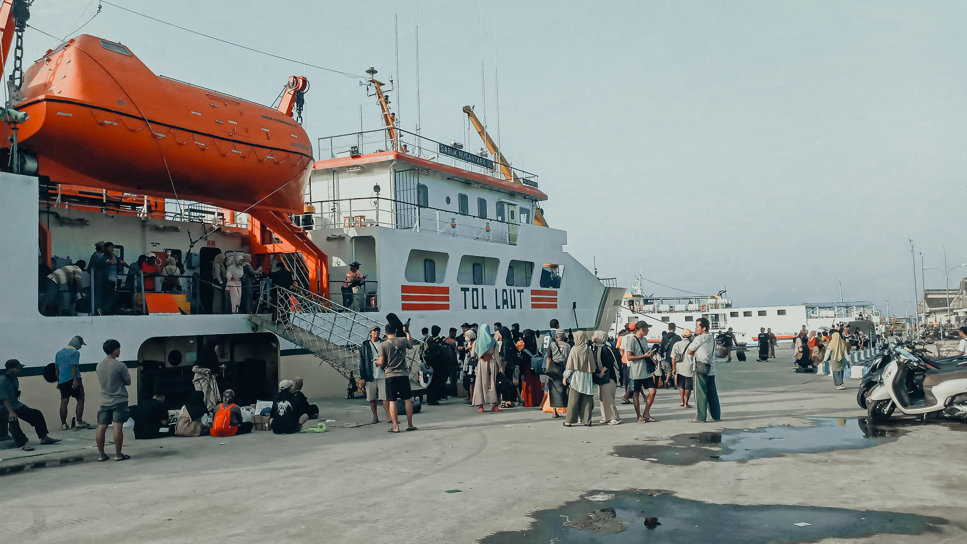 RAMAI: Penumpang menaiki kapal yang akan berangkat ke Pulau Masalembu di Pelabuhan Kalianget, Sumenep, Jumat (22/3). (MOH. JUNAIDI/JPRM)