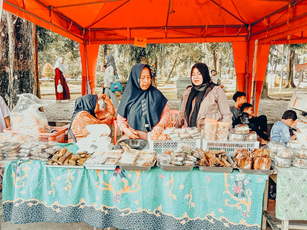 UMKM: Pedagang di stan Festival Bazar Takjil Bangkalan, Jumat (22/3). (MOH. JUNAIDI/JPRM)