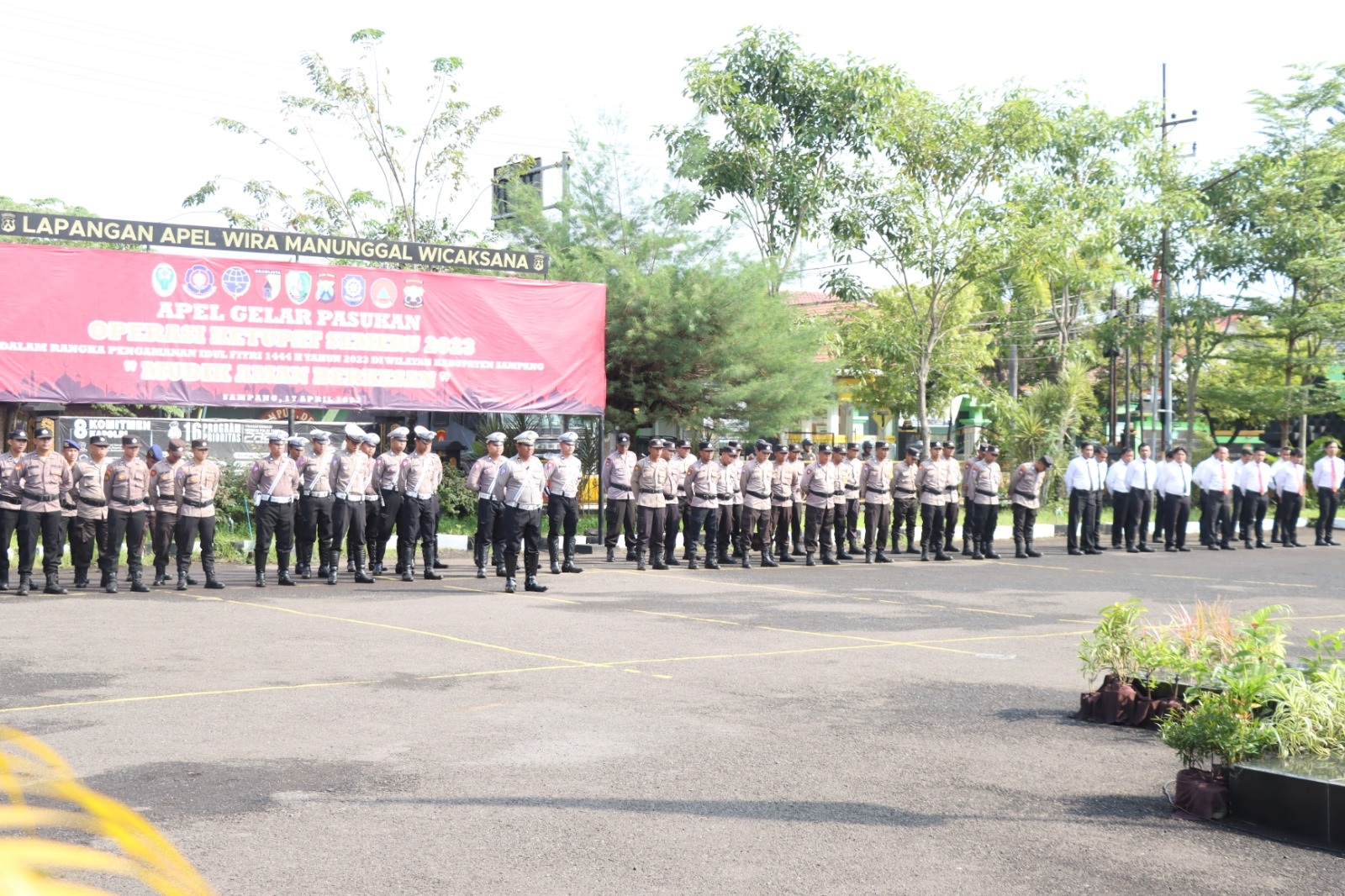 SIGAP: Sejumlah personel Polres Sampang mengikuti apel Operasi Ketupat 2023 di halaman Mapolres Sampang. (HUMAS POLRES UNTUK JPRM)