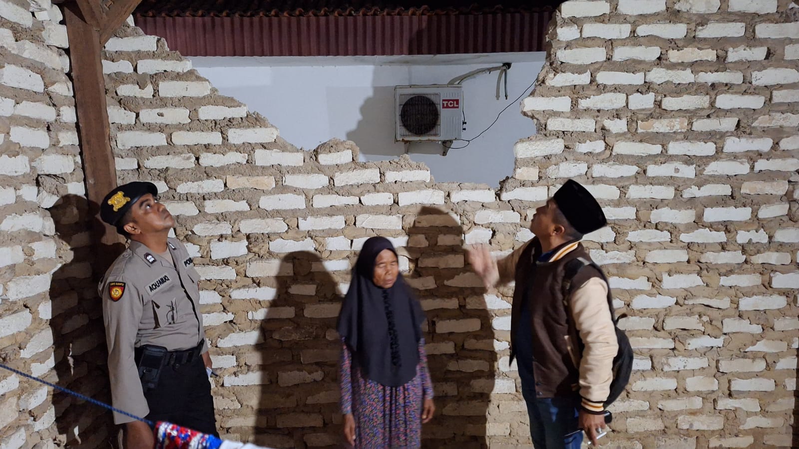 JEBOL: Tembok rumah milik Sani roboh  akibat gempa di Desa Panaguan, Larangan, Pamekasan pada Jumat malam (22/3).