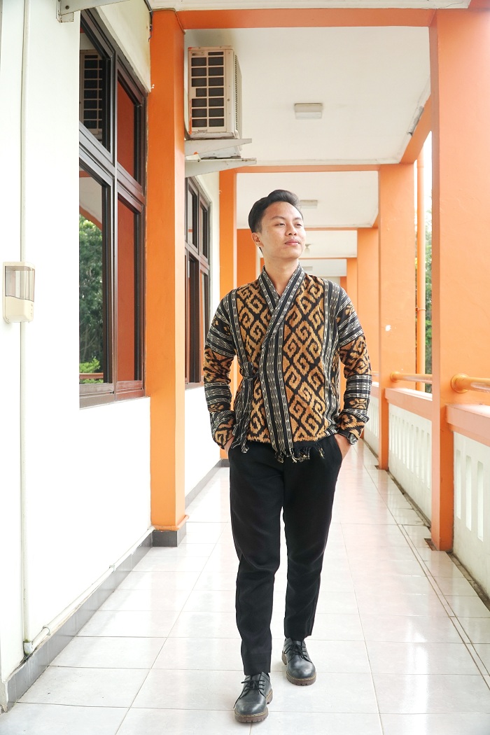 ELEGAN: Amiril Achmed percaya diri dengan pakaian etnik dari tenun songket, Jumat (15/3).