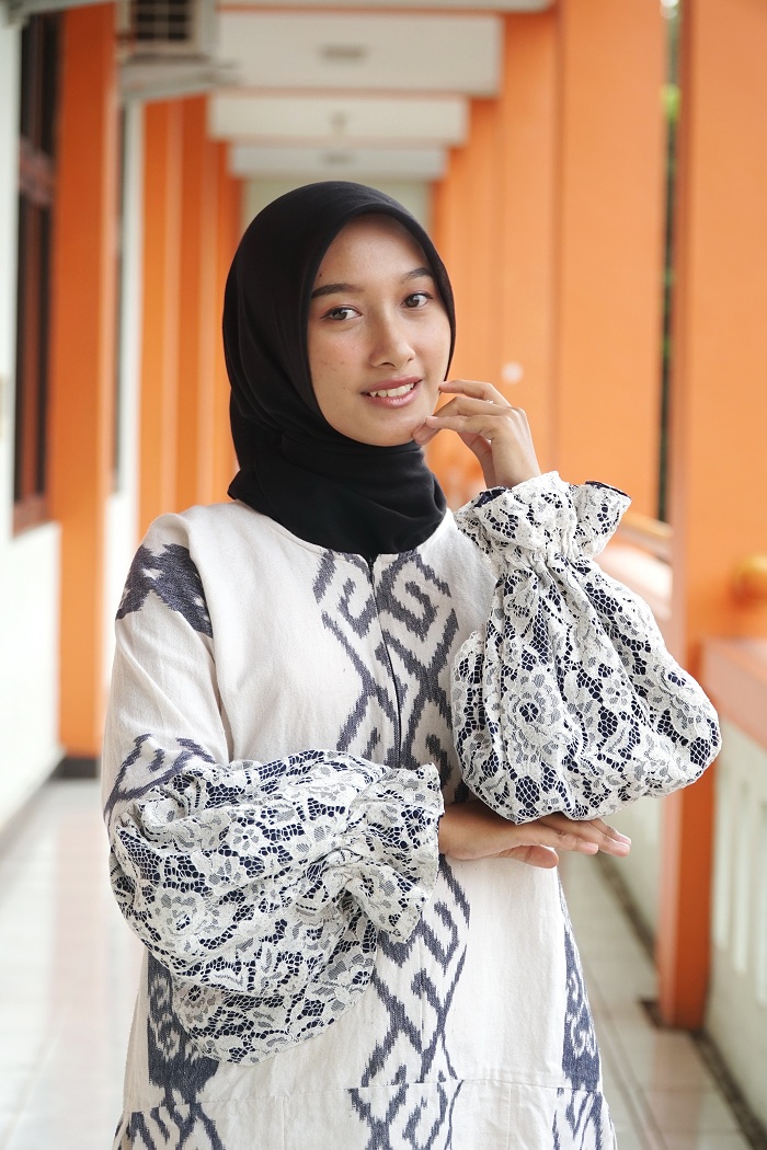 ANGGUN: Dyah Puspita Sari tampak ceria dengan pakaian ethnic wear dari Toraja, Jumat (15/3). (ABRAR GHAZY HARDIAN/JPRM)