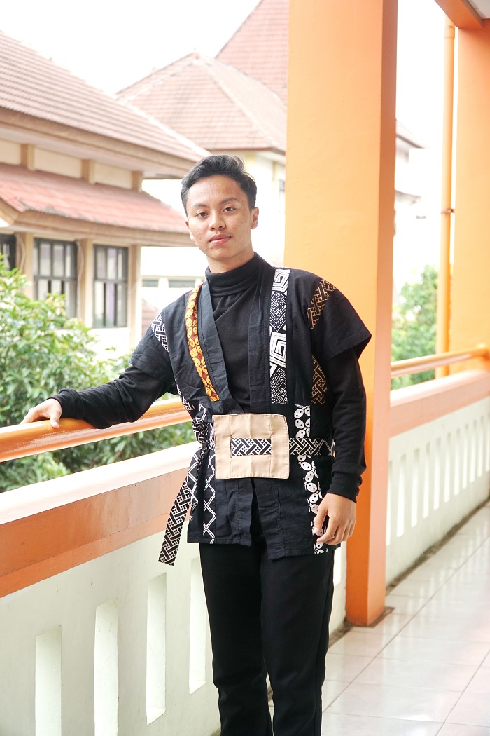 UNIK: Amiril Achmed mengenakan pakaian ethnic wear jenis batik, Jumat (15/3).