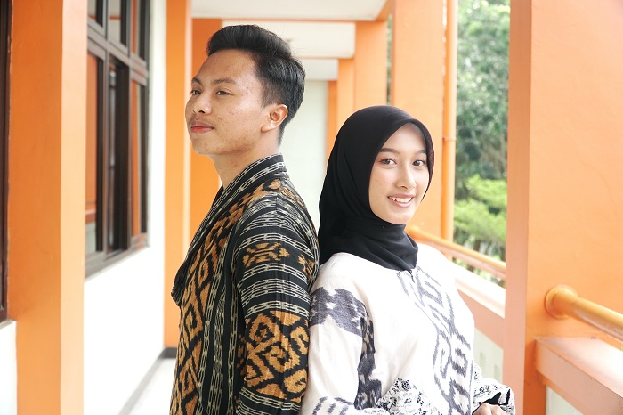 KEBUDAYAAN: Amiril Achmed dan Dyah Puspita Sari kompak menggunakan pakaian ethnic wear, Jumat (15/3). (ABRAR GHAZY HARDIAN/JPRM)