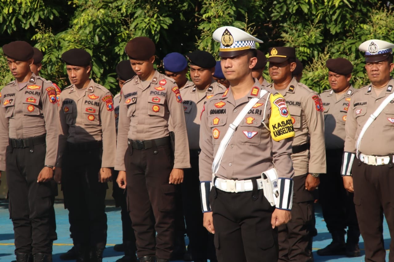 SIAGA: Sejumlah personel melakukan apel Operasi Lilin beberapa tahun lalu. Imbauan Polisi bagi warga Madura pada momen Lebaran disarankan tidak menggunakan roda dua. (POLRES BANGKALAN UNTUK JPRM)