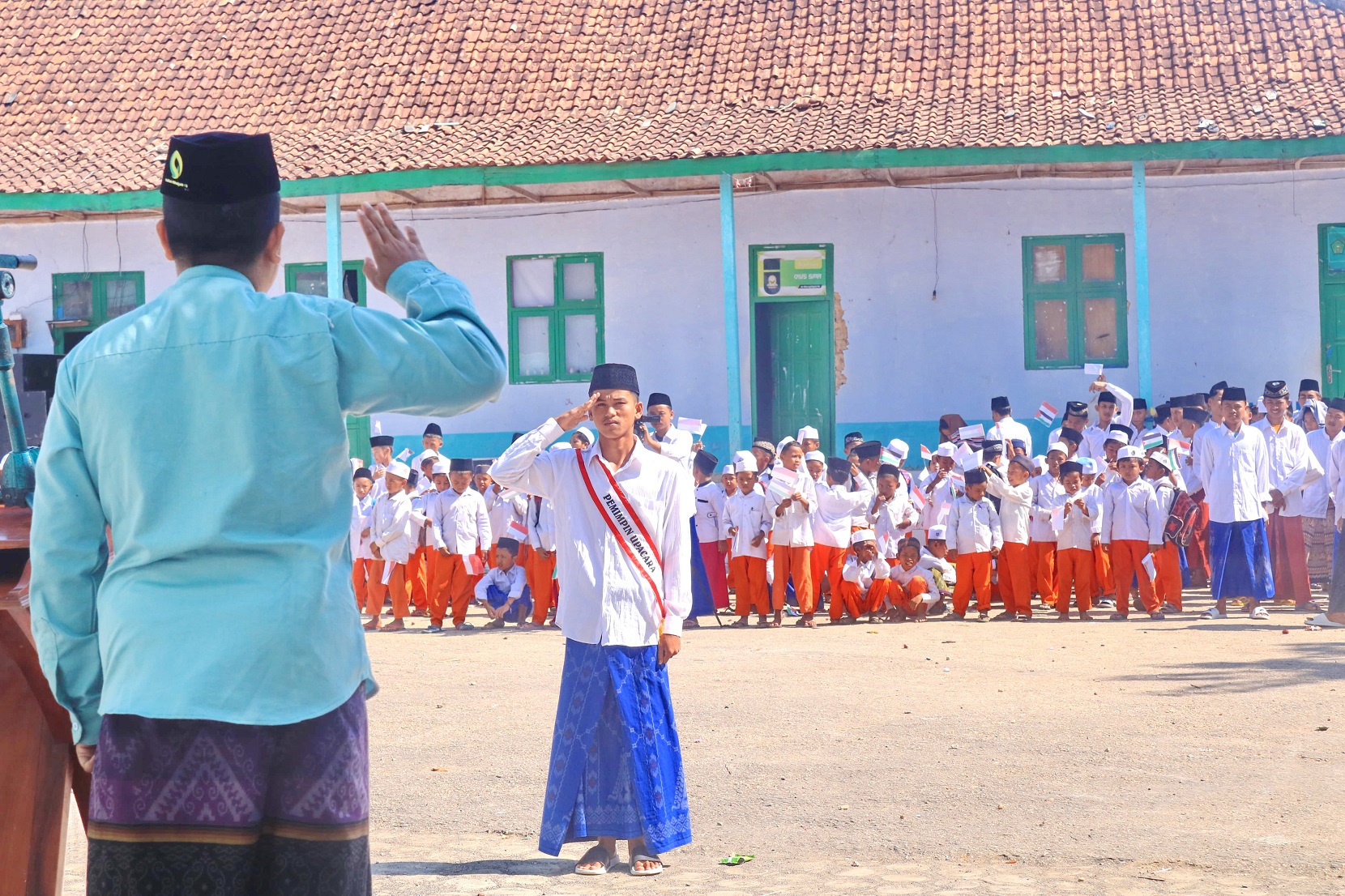 NASIONALIS: Pemimpin upacara memberi hormat saat upacara di halaman madrasah. (PONPES NAJMUL ULUM AL-MURSYIDIYAH)