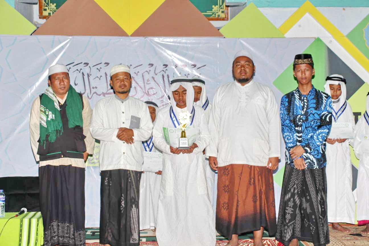 LULUS: Pengasuh Pondok Pesantren Najmul Ulum Al-Mursyidiyah KH Abd. Latif Adzim (dua dari kanan) berfoto bersama santri yang i&rsquo;lan kitab Andzimah. (PONPES NAJMUL ULUM AL-MURSYIDIYAH)